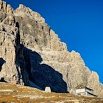 Below the Tre Cime di Lavaredo, the rifugio Auronzo mountain hut invites you to stop for a break