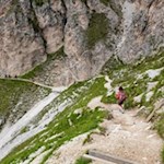 Eng an die Felswände geschmiegt führt der Weg Nr. 17 von der Steviahütte zurück ins Tal