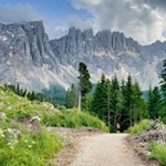 Vor der Kulisse des Latemar zum Mitter- und zum Karersee