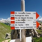 Hinter der Rotwandhütte zweigt der Weg Nr. 549 zum Christomannos Denkmal ab