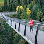 Die Barbianer Hängebrücke führt sicheren Fußes über den Ganderbach