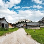 Die Fodara Vedla Hütte wird von zahlreichen kleineren Almhütten umstanden