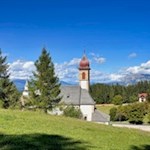 Dietro la chiesa di pellegrinaggio, il sentiero si dirama verso la malga Bel Riposo