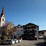 Die Wanderung zu den Erdpyramiden beginnt und endet bei der Pfarrkirche in Unterinn