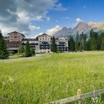 Grand Hotel Karersee vor der Kulisse des Rosengarten