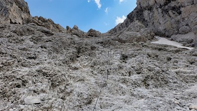 Seilgesicherte Passage auf dem Weg zur Pisciaduhütte