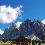 Von grünen Almwiesen umgeben, die urige Gschnagenhardt Alm