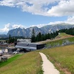 Hinter der Frommeralm zweigt der Weg zur Almhütte Messnerjoch ab