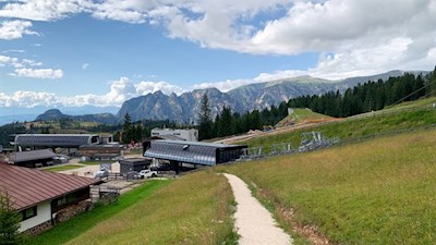 Hinter der Frommeralm zweigt der Weg zur Almhütte Messnerjoch ab