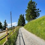 Vom Wanderparkplatz Herol führt ein breiter Wanderweg in Richtung Starkenfeldhütte