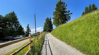 Vom Wanderparkplatz Herol führt ein breiter Wanderweg in Richtung Starkenfeldhütte