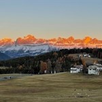 Auf dem Weg nach Maria Weißenstein öffnen sich malerische Ausblicke auf den Rosengarten