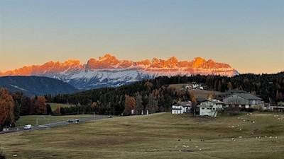 Auf dem Weg nach Maria Weißenstein öffnen sich malerische Ausblicke auf den Rosengarten