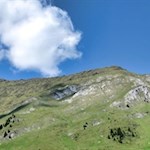 Die Wumblsalmen liegen zu Füßen friedvoller Felsen