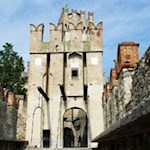 Equipped with sophisticated defense systems: the graceful Scaliger castle in Sirmione