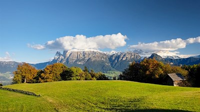 Unterwegs öffnen sich verträumte Ausblicke auf den Schlern, die Hammerwand und den Tschafon