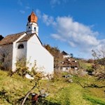 In Wolfsgruben folgt man dem Wegweiser "Zum See"