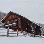 Die Pertinger Alm lädt auch im Winter zur gemütlichen Einkehr ein