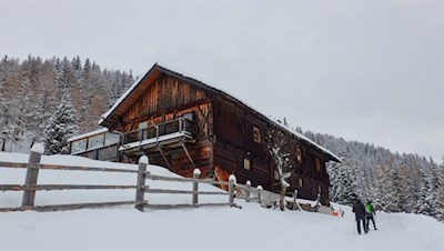 Die Pertinger Alm lädt auch im Winter zur gemütlichen Einkehr ein