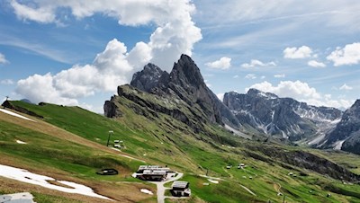Eines der begehrtesten Fotomotive in Südtirol: der seitwärts gerichtete Blick auf die Geisler