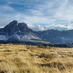 Der majestätische Peitlerkofel mit den Aferer Geislern zu seiner Rechten