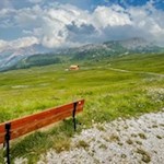 Le panchine del belvedere invitano a soffermarsi e a godersi questo idillio perso in un sogno