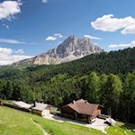 Pecolhütte mit Blick auf den Peitlerkofel