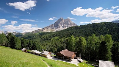 Pecolhütte mit Blick auf den Peitlerkofel