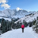 Mit Blick auf den Latemar zurück zum Karersee