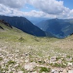 Mit Blick ins Tal und auf die gegenüberliegende Bergwelt zurück zur Stumpfalm