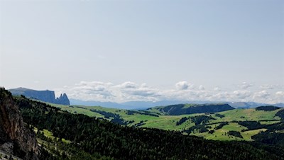 Fernblick auf den Schlern, die Seiser Alm und den Puflatsch