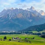 Vor uns erhebt sich der zackenreiche Haunold