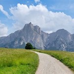 Vor der imposanten Kulisse des Schlern zur Marinzenhütte