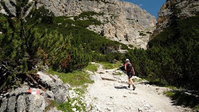 Behind the rifugio Scotoni mountain hut, hiking trail no. 20 leads towards lago di Lagazuoi lake