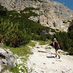 Dietro il rifugio Scotoni, il sentiero n. 20 conduce verso il lago di Lagazuoi