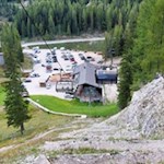 Dalla seggiovia delle Cinque Torri, un sentiero a serpentina sale al rifugio Scoiattoli