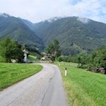 Der erste Teil des Weges folgt der Straße