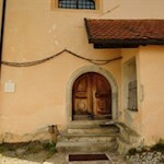 Zu Ehren des heiligen Leonhard wurde die Dorfkirche mit dicken Eisenketten umspannt