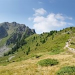 Über einen grasbewachsenen Kamm auf den Rammelstein