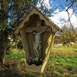 Liebevoll geschmücktes Flurkreuz