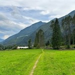 Durch eine Wiese zum Luttacher Wasserpark