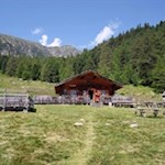 Am Fuße der Karspitze liegt die heimelige Zirmaitalm