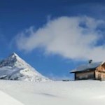 Die sanften Hänge der Nemes Alm sind in eine weiße Schneedecke gehüllt