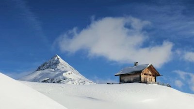 Die sanften Hänge der Nemes Alm sind in eine weiße Schneedecke gehüllt