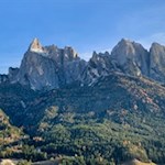 Vor uns erheben sich die majestätischen Felswände des Schlern