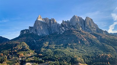 Vor uns erheben sich die majestätischen Felswände des Schlern