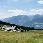 Die Freundalm ist in eine malerische Almlandschaft gebettet