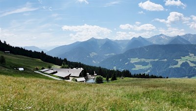 Die Freundalm ist in eine malerische Almlandschaft gebettet