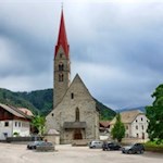 Nahe der gotischen Kirche in St. Sigmund finden sich einige Parkmöglichkeiten