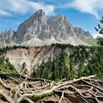 Die-freigelegte-Nordseite-des-Peitlerkofel-gewährt-tiefe-Einblicke-in-die-Tektonik-der-Dolomiten